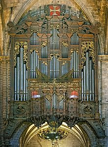 Archivo:Barcelona Cathedral Interior - Pipe organs