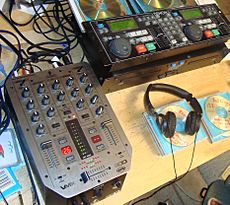 Archivo:Behringer VMX-200 DJ mixer + Denon DN-2500F dual CD player + RC-44 remote controller