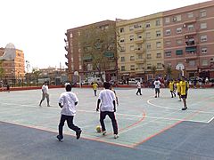 Benimamet - Parque Camales - Gente Jugando un partido de Futbol en los espacios Deportivos