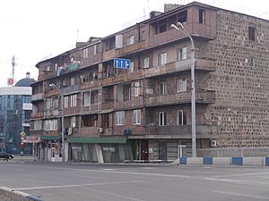 Archivo:Building in Yerevan 1