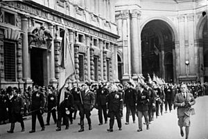 Archivo:Bundesarchiv Bild 102-06851, Mailand, Parade italienischer Frontkämpfer