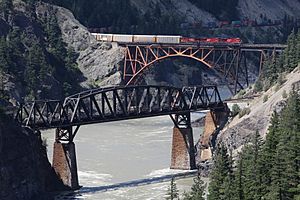 Archivo:Canadian Pacific Railway train crossing Fraser River on Cisco bridge at Siska, British Columbia (2010-Jun-13)