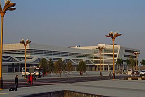 Archivo:East annex of Ulanqab Railway Station (20171007171120)