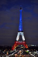 Archivo:Eiffel Tower Paris honor our victims (22707199217)