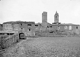 El poble de Lluçars amb la torre del castell i el campanar de San Cristóbal.jpeg