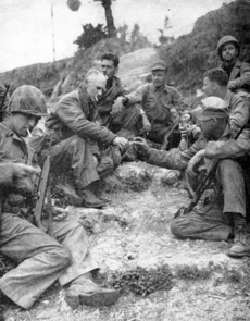 Archivo:Ernie Pyle on Okinawa