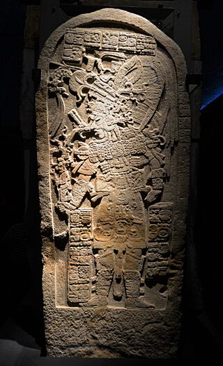 Estela 3 de Machaquilá, museu Nacional d'Arqueologia i Etnologia de Guatemala, MUNAE.jpg