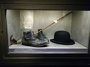 Archivo:Hat, cane and shoes