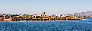 Archivo:Islas flotantes de los Uros, Lago Titicaca, Perú, 2015-08-01, DD 24
