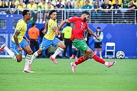 Archivo:Ismael SAIBARI, GABRIEL MAGALHAES, and MARQUINHOS at 2026 FIFA World Cup by YantsImages
