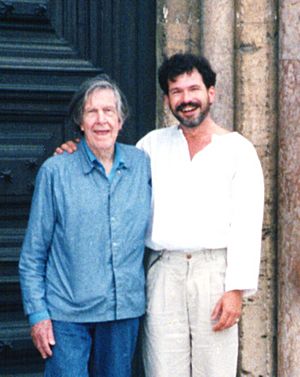 Archivo:John Cage and Michael Bach in Assissi 1992
