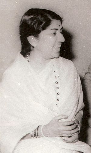 Archivo:Lata Mangeshkar black-and-white