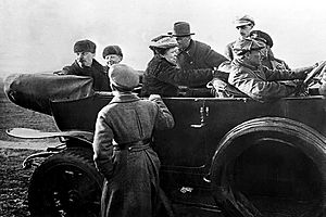 Archivo:Lenin Krupskaya and Ulyanova in car at Red Army parade full photo 19180501