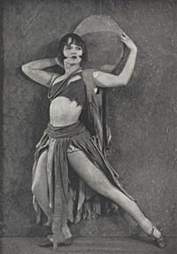 Archivo:Louise Brooks - Jun 1925 PN