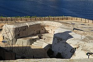 Archivo:Malta - Valletta - Triq Sant Andrija - St. Andrew's Bastion 03 ies