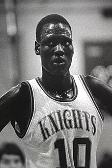 Manute Bol at Bridgeport Knights 1984 (cropped).jpg
