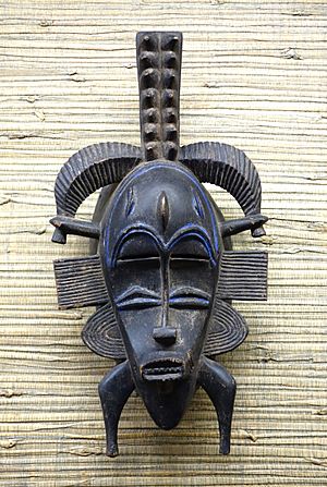Archivo:Mask for a deceased person (kulie) - Sunufo, Cote d'Ivoire - Royal Museum for Central Africa - DSC07168