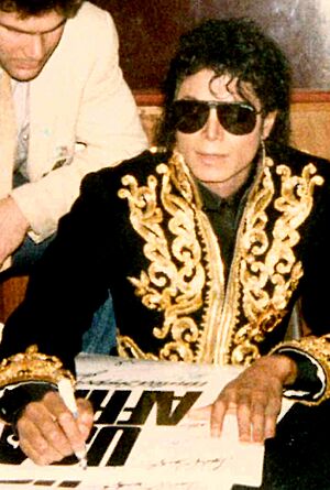 Archivo:Michael Jackson autographing 'We Are The World' posters 1985