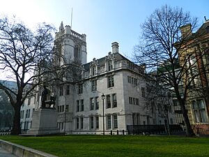Archivo:Middlesex Guildhall in December 2011