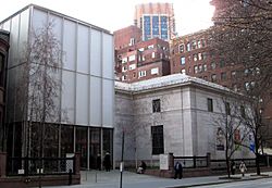 Archivo:Morgan Library entrance building and library annex