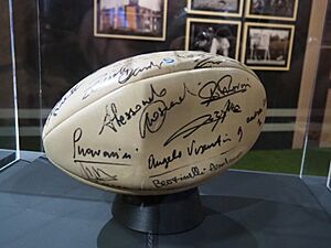Archivo:Mostra Rugby. Rovigo città in mischia, palloni da gioco firmati (Palazzo Roncale, Rovigo) 08