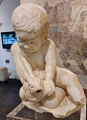 Archivo:Niño con liebre de la Villa del Mitra. Museo Arqueológico de Cabra