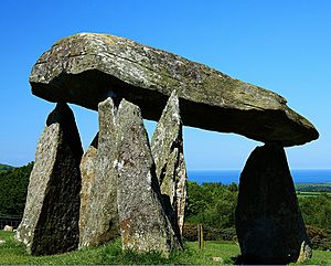Archivo:Pentre Ifan -neolithic dolmen -Wales-1June2009