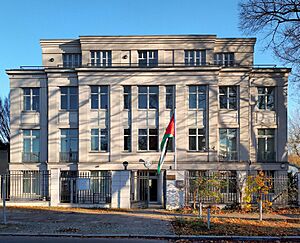 Archivo:Pichelsdorf Heerstraße 201 Jordanische Botschaft