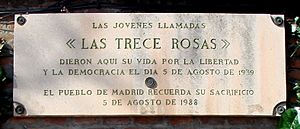Archivo:Placa en memoria de Las Trece Rosas en el cementerio civil