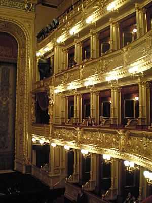 Archivo:Praga Teatro Nacional Interior