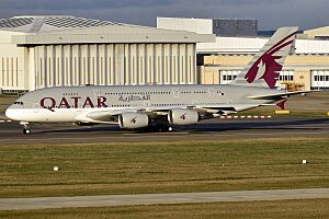 Archivo:Qatar Airways, A7-APC, Airbus A380-861 (49596477183)