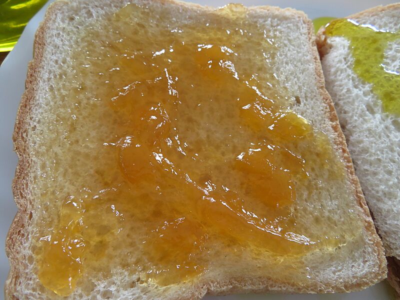 Rebanada de pan con mermelada