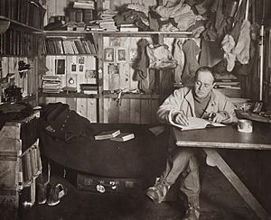 Archivo:Robert Falcon Scott in the Cape Evans hut, October 1911