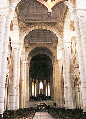 Archivo:Saint-Hilaire-de-Poitiers Innen