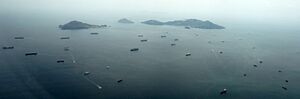 Archivo:Ships queueing Panama Canal 05 2013 Pacific side 6375