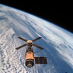 Archivo:Skylab and Earth Limb - GPN-2000-001055