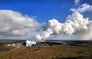 Archivo:Sulfur dioxide emissions from the Halemaumau vent 04-14-08 1