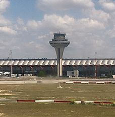 Archivo:Torre de control Aeropuerto de Madrid