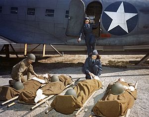 Archivo:USAAF Flight Nurses during WWII