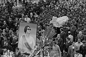 Archivo:Umm Kulthum funeral