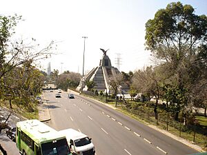 Archivo:VISTA DEL MONUMENTO A LA RAZA DEL AVENIDA DE LOS INSURGENTES NORTE