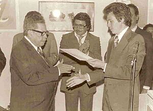Archivo:Victor Manuel Ramos entrega a Medardo Mejía la medalla del Consejo Mundia de la Paz