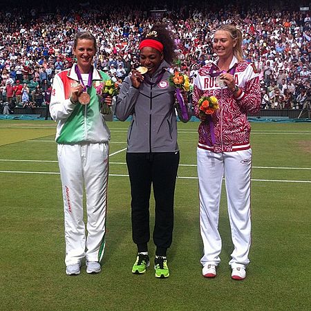 Archivo:Victoria Azarenka, Serena Williams and Maria Sharapova with medals 2012