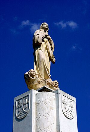 Archivo:Virgin Mary Statue, Dili, East Timor (310331885)