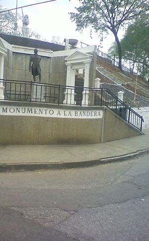 Archivo:Vista al Monumento a la Bandera