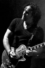 Archivo:Vivian Campbell with Thin Lizzy by Alec MacKellaig