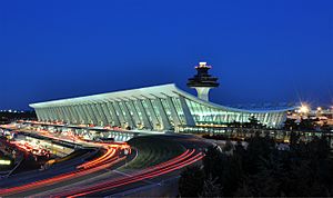 Archivo:Washington Dulles International Airport at Dusk