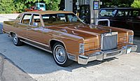 Archivo:1978 Lincoln Continental Town Car, front right