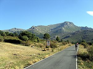 Archivo:2010-10-02 Carretera a La Barranca con la Bola del Mundo al fondo - panoramio