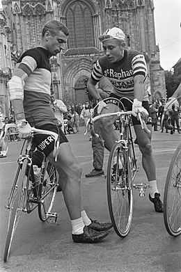 Archivo:51ste Tour de France 1964 Vertrek ui Lisieux, Anqueti in gesprek Van Looy, Bestanddeelnr 916-5812